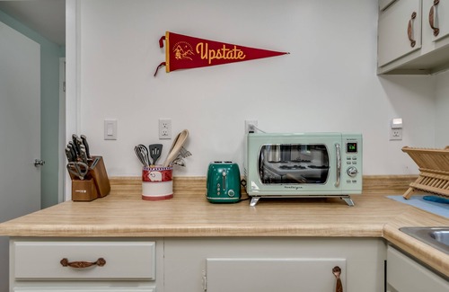 Glenfield Casa | Creekside vintage retreat with HOT TUB!