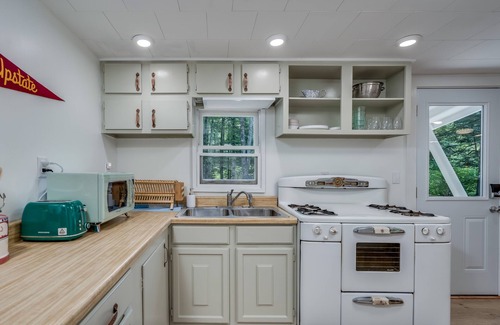 Glenfield Casa | Creekside vintage retreat with HOT TUB!