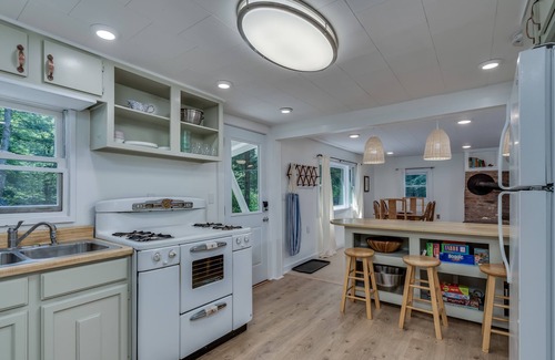Glenfield Casa | Creekside vintage retreat with HOT TUB!