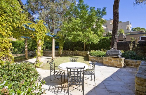 Cremorne Apartamento | Cremorne- BEN19 - Ben Boyd Road - Stylish 1-Bed Apartment with Courtyard, Parking Easy City Access