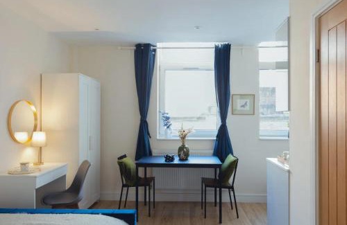 High Wycombe Apartamento | Crendon House Cosy Studio - Sleeps 2 & Kitchen