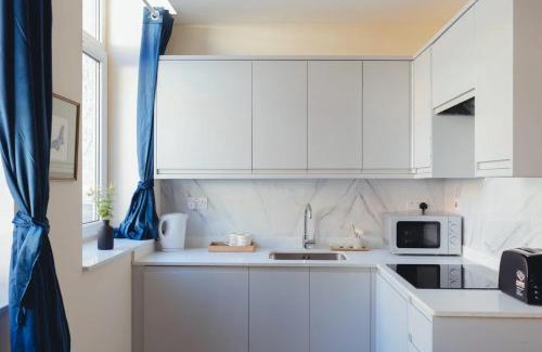 High Wycombe Apartamento | Crendon House Cosy Studio - Sleeps 2 & Kitchen