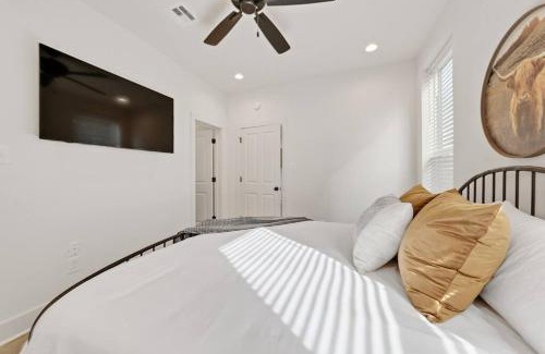 Lafayette Apartamento | Creole House/KING bed/Relax in Cajun Comfort!