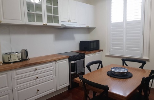 South Fremantle Casa | Crepe Myrtle Cottage in South Fremantle. Location + Wow factor