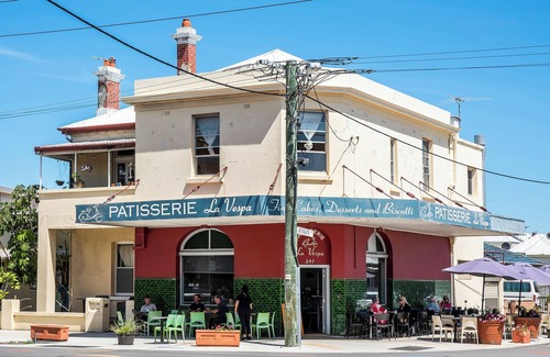 South Fremantle Casa | Crepe Myrtle Cottage in South Fremantle. Location + Wow factor
