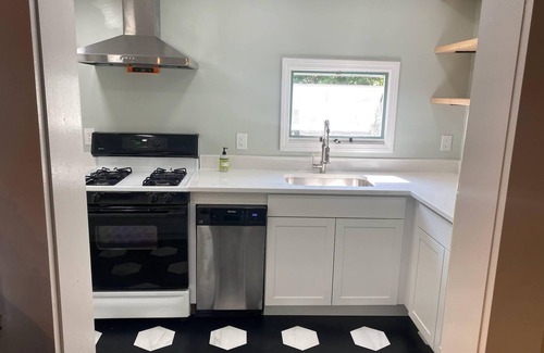 Niantic Casa | Crescent Beach Cottage - Vacation or Academic Rental