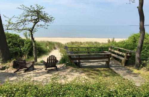 Waverly Beach Cabaña | Crescent Beach Cottage (Ontario / Buffalo) Lake Front