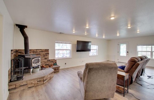Crescent City North Casa | Crescent City Home with Hot Tub Half-Block to Beach