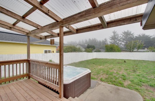 Crescent City North Casa | Crescent City Home with Hot Tub Half-Block to Beach