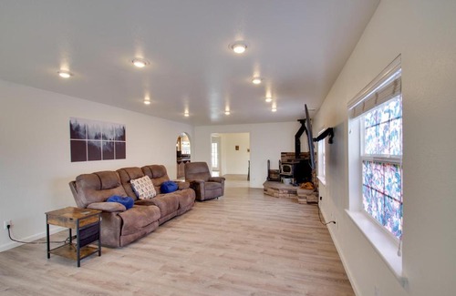 Crescent City North Casa | Crescent City Home with Hot Tub Half-Block to Beach