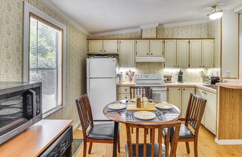 Crescent City Cabaña | Crescent City Home w/ Charcoal Grill: Near 3 Lakes