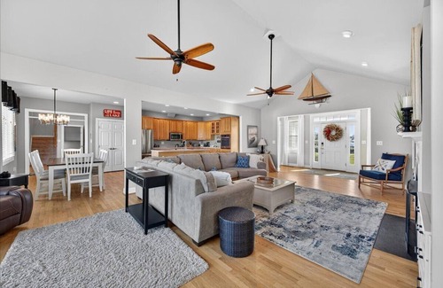 Twin Oaks Casa | Crescent Cove: Luxury Lake Anna Retreat for 18 with Sandy Beach & Hot Tub