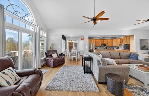 Twin Oaks Casa | Crescent Cove: Luxury Lake Anna Retreat for 18 with Sandy Beach & Hot Tub