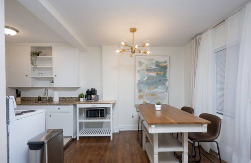 Historic Uptown Apartamento | Crescent Lake Park 2 bedroom Plus Den