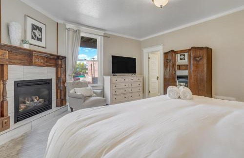 Central Colorado Springs Casa | Crescent Mansion - Golf Hot Tub BBQ Skyline Views