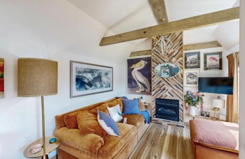 Delta Casa | Crescent Moon Tiny Lake House