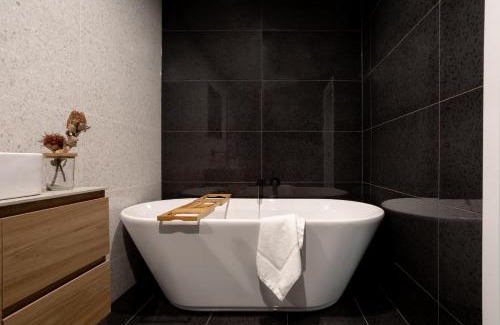 South Launceston Casa | Crescent Townhouse close to LGH