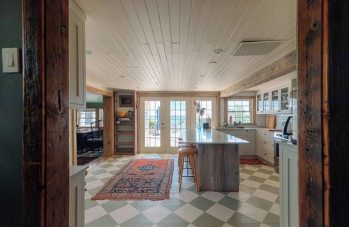 Waupoos Casa | Cressy House - WATERFRONT AND POOL