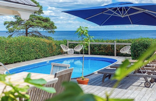 Waupoos Casa | Cressy House - WATERFRONT AND POOL