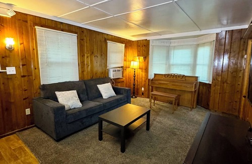 Crestline Cabina | Crest Lodge Historic Mountain Inn - Sherwood