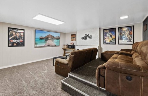South Perry District Apartamento | Crestline · Perfect for groups-Theater & Arcade close to dwtn!
