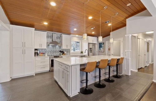South Perry District Apartamento | Crestline · Perfect for groups-Theater & Arcade close to dwtn!