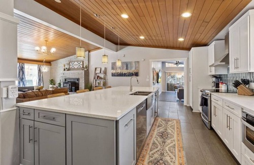 South Perry District Apartamento | Crestline · Perfect for groups-Theater & Arcade close to dwtn!