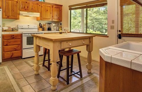 Murphys Cabaña | Crestview Pond Estate Cottage: A Pet-Friendly Retreat