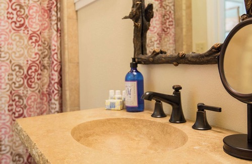 Murphys Cabaña | Crestview Pond Estate Cottage: A Pet-Friendly Retreat