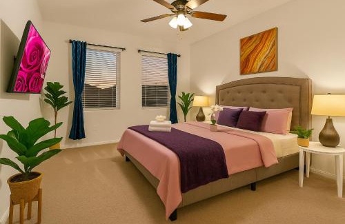 Lavon Casa | Crew Stay Sleeps 10, Wi-fi, Parking, Big Backyard
