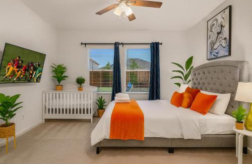 Lavon Casa | Crew Stay Sleeps 10, Wi-fi, Parking, Big Backyard