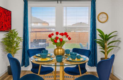 Lavon Casa | Crew Stay Sleeps 10, Wi-fi, Parking, Big Backyard
