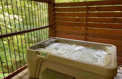 Millersburg Casa | Cricket Hill Treehouse D by Amish Country Lodging