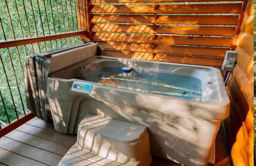 Millersburg Casa | Cricket Hill Treehouse C by Amish Country Lodging