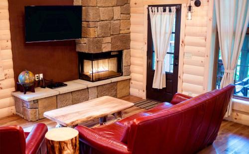 Millersburg Casa | Cricket Hill Treehouse C by Amish Country Lodging