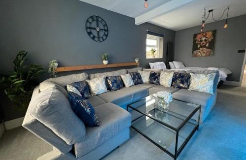 Swindon Casa | Cricklade House - Sleeps 10, Long Stay, Parking, Wifi