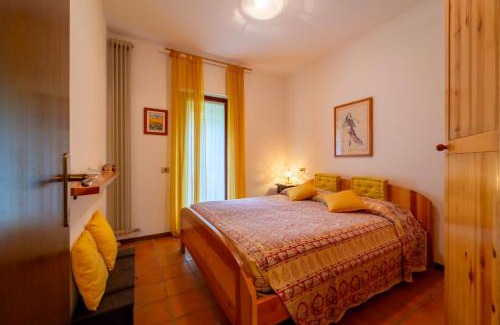 Civenna Apartamento | Crimson Apartment by Wonderful Italy