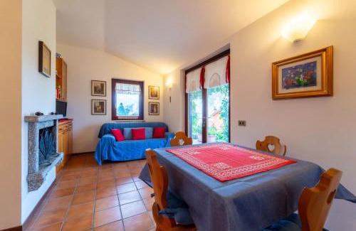 Civenna Apartamento | Crimson Apartment by Wonderful Italy