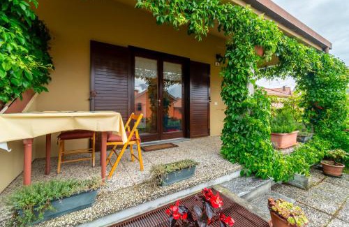 Civenna Apartamento | Crimson Apartment by Wonderful Italy
