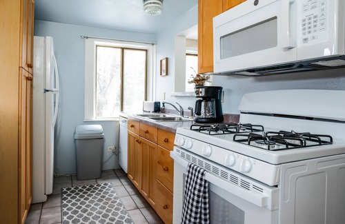Como Casa | Crimson Cottage - 3BR & short walk to Lake Como!