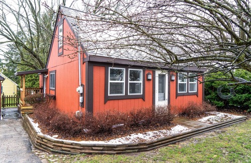 Como Casa | Crimson Cottage - 3BR & short walk to Lake Como!