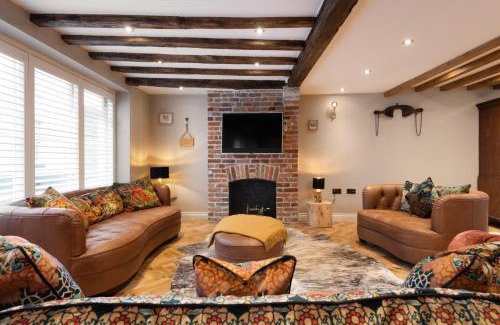 Canterbury Casa | Crippens, Beams, Velvety , Historic very Central Free Parking & EV
