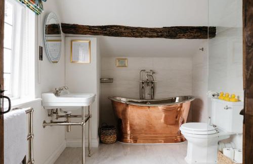 Canterbury Casa | Crippens, Beams, Velvety , Historic very Central Free Parking & EV