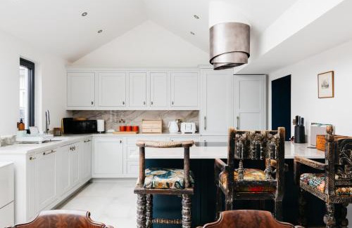 Canterbury Casa | Crippens, Beams, Velvety , Historic very Central Free Parking & EV