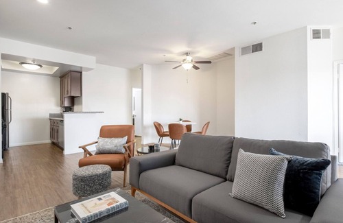 Hollywood Apartamento | Crisp 2BR w/Gym + Pool in central Hollywood, close to WeHo by Blueground