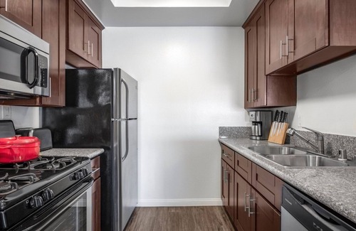Hollywood Apartamento | Crisp 2BR w/Gym + Pool in central Hollywood, close to WeHo by Blueground