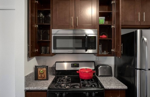 Hollywood Apartamento | Crisp 2BR w/Gym + Pool in central Hollywood, close to WeHo by Blueground