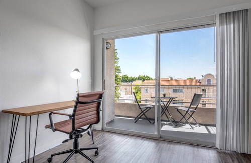 Hollywood Apartamento | Crisp 2BR w/Gym + Pool in central Hollywood, close to WeHo by Blueground