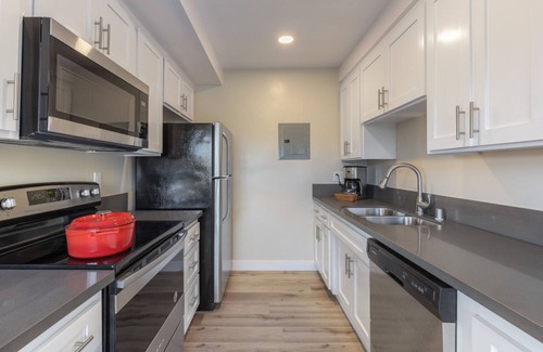 Beverly Hills Apartamento | Crisp Beverly Hills 1BR w/ Pool, nr. Trader Joes, by Blueground