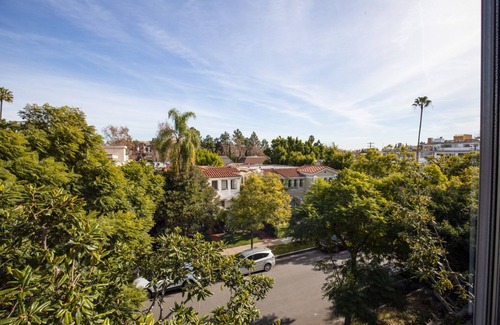 Beverly Hills Apartamento | Crisp Beverly Hills 1BR w/ Pool, nr. Trader Joes, by Blueground